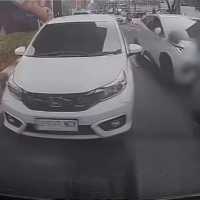 Heboh detik-detik BYD tabrak 4 mobil hingga lindas ojol di Blok M Jaksel