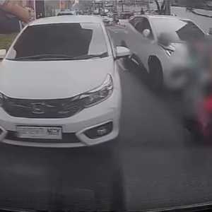 Heboh detik-detik BYD tabrak 4 mobil hingga lindas ojol di Blok M Jaksel