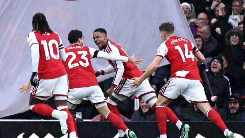 Ezri Konsa mencetak gol pertama Arsenal ke gawang Everton dalam lanjutan Liga Inggris (premierleague.com)