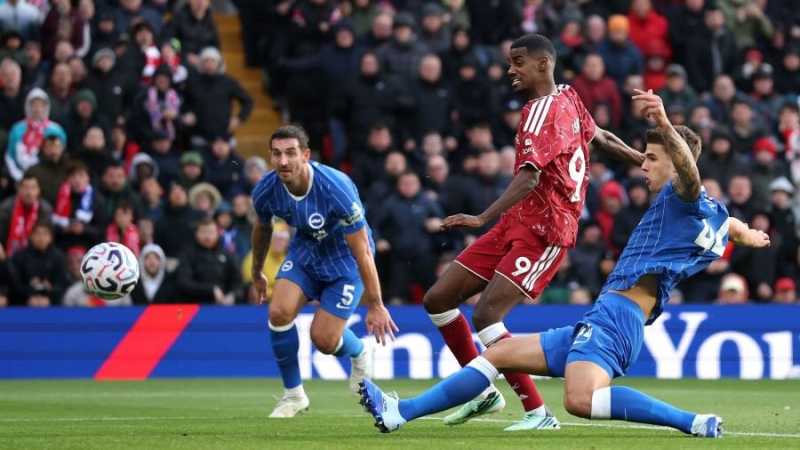 Alexander Isak mencetak gol kedua Liverpool ke gawang Brighton (premierleague.com)
